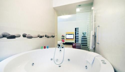 Deluxe Suite with Bathtub