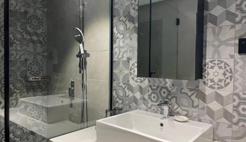 Deluxe King Room No Window 