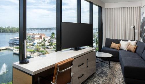 Balcony Suite and Wet Bar, 1 Bedroom 2 room Suite, 1 King