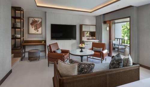 Deluxe Studio, Larger Guest room, 1 King, Balcony with Free Daily Activity