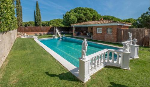 Four-Bedroom Holiday Home