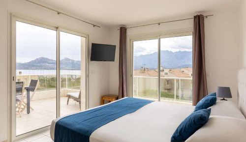 Queen Suite with Sofa Bed and Terrace - Sea View