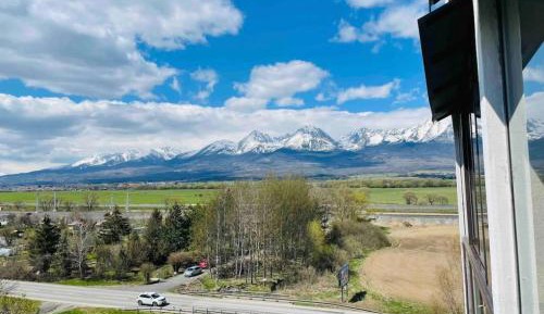 Apartment with Mountain View
