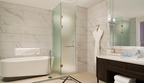 CLUB, Club lounge access, Guest room, 1 King, City view