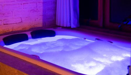 Queen Room with Spa Bath - IV