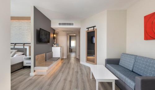 Family Room (3 Adults + 1 Child)