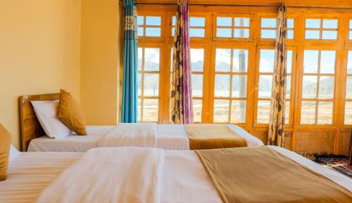 Under the Stars - Astronomy Experience by the Lake Room 