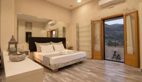 Apartment with Mountain View