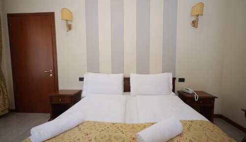 Deluxe Double or Twin Room with Partial Lake View