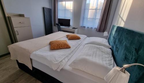 Double Room (1 Adult)