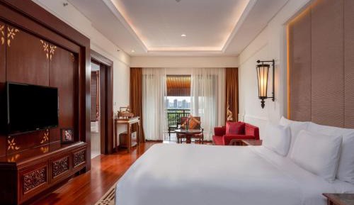 One-Bedroom Suite Lounge Access Dining Meeting Area