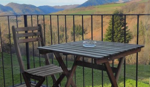 Apartment with Mountain View