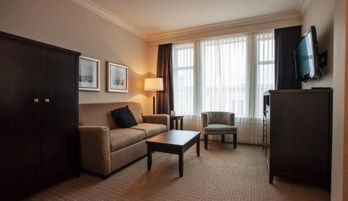 Superior Junior Queen Suite