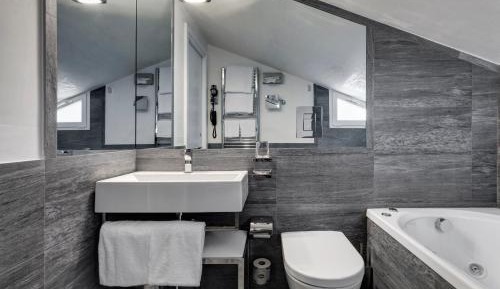 Suite with Spa Access - Attic