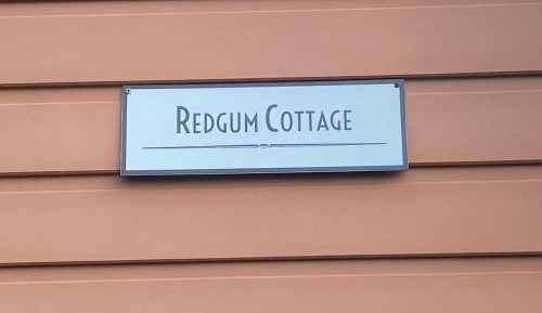 Self-Contained Cottage with Spa Bath - Redgum Cottage