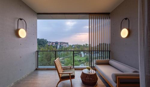 The Level Room with Lake View