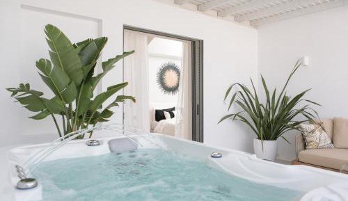 Queen Suite with Spa Bath