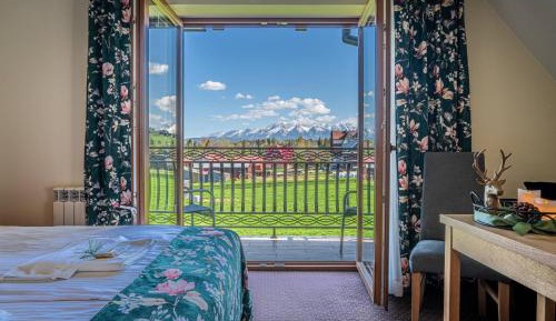 Family Room with Mountain View
