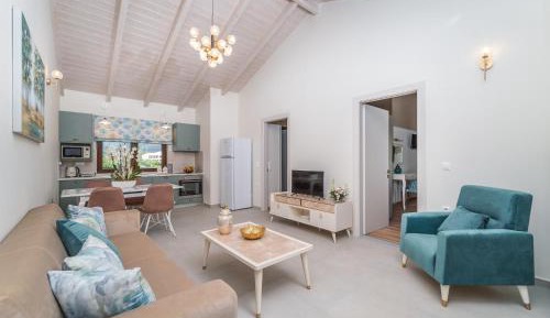 Apartment with Mountain View