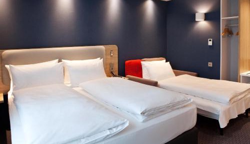 Standard Queen Room with Sofa Bed - Non-Smoking