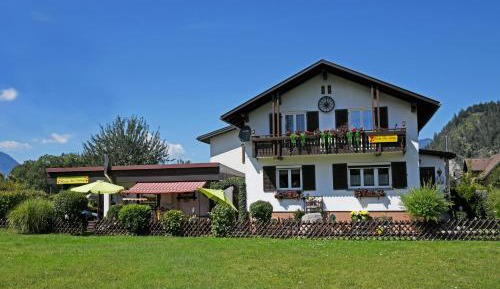One-Bedroom Apartment with Shower