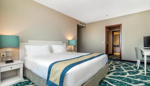 One-Bedroom Suite with Dining Area