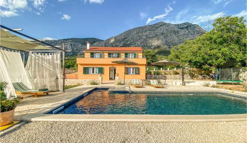 Three-Bedroom Vacation Home 