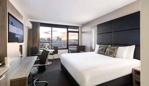 Superior King Room with City View