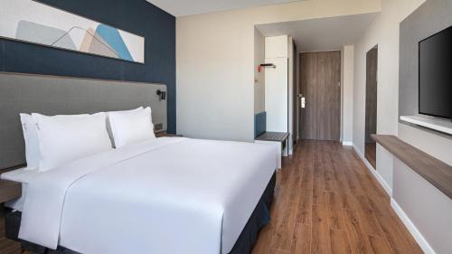 Standard King Room with Garden View