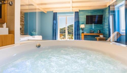 Deluxe Suite with Hot Tub