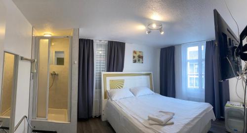 Double Room with Shower and Shared Toilet