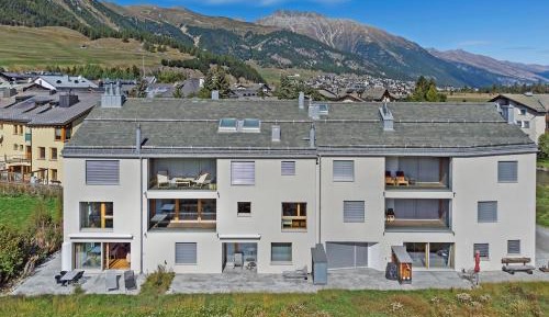 Apartment with Mountain View
