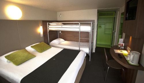 One Double Bed  2 Single Beds - Room Next Generation