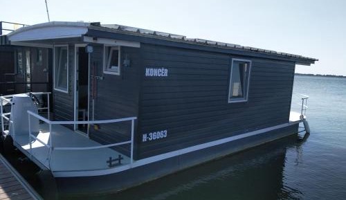 Apartment with Lake View