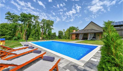 Three-Bedroom Vacation Home 