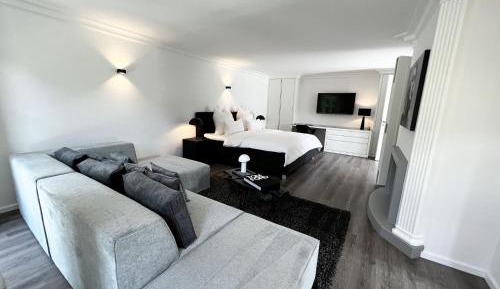 Apartment with Pool View 