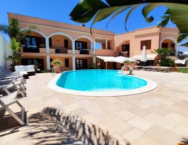 Apartment with Pool View 