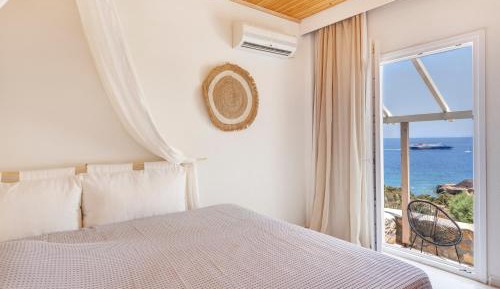 Deluxe Triple with outdoor jacuzzi and sea view. 