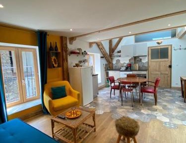 Apartment with Mountain View