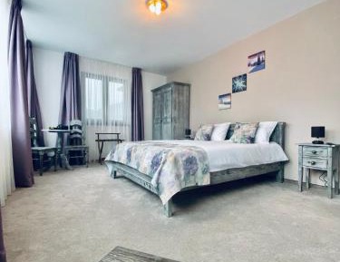 Apartment with Mountain View