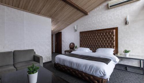 Suite with Hot Tub