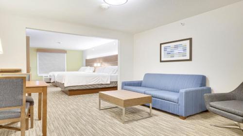 Queen Suite with Two Queen Beds