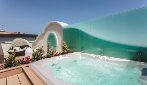 Queen Suite with Sea View and Hot Tub