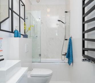 Apartment with balcony and bath, 7th floor