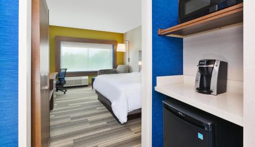 King Room with Mobility Accessible Roll-In Shower - Non-Smoking