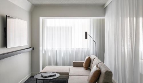 Junior Suite – complimentary drinks during hosted hour and WiFi