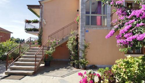 Apartment with Garden View