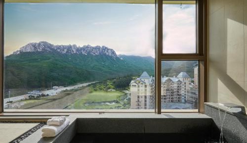 Gold Suite (Kitchen/Seorak Mountain View/Bed)