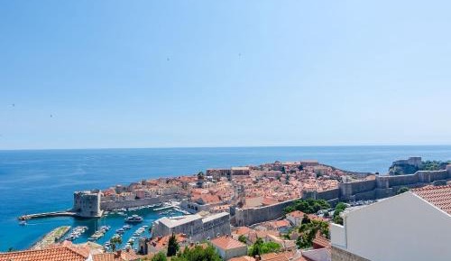 Comfort Three-Bedroom Apartment with Balcony and Sea View (Second Floor)