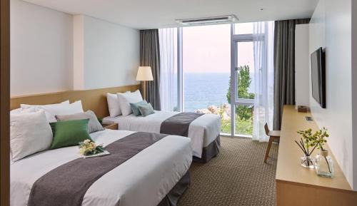 Deluxe Twin Room with Sea View